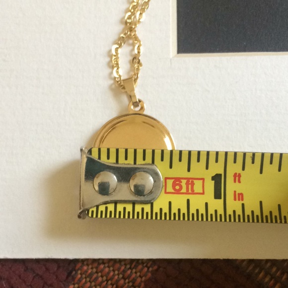 Vintage gold tone pendant with gold tone chain - Picture 6 of 6